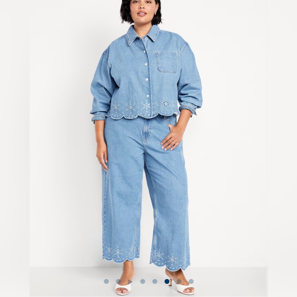 Embroidered eyelet jeans in light wash. NWT.